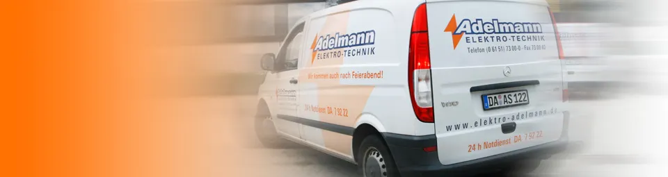 Elektro Adelmann Fahrzeug für Dienstleistungen Fahrzeug von Elektro Adelmann in Bewegung, perfekt für Elektroinstallationen, mit orangefarbenem Branding und Kontaktdaten.