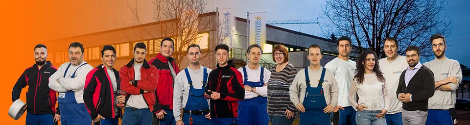 Team von Elektro Adelmann für Elektroinstallationen Das engagierte Team von Elektro Adelmann, gekleidet in Arbeitskleidung, bereit für Elektroinstallationen, vor dem Firmengebäude.